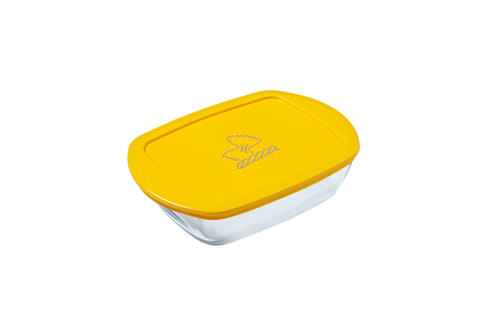 Boîte de conservation rectangulaire en verre, dotée d’un couvercle en plastique jaune décoré d’un motif de pâtes.