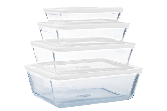 Lot de quatre boites de conservation rectangulaires en verre Pyrex® avec couvercle en plastique de couleur blanche.