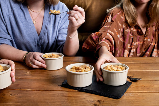 Crumble dans des ramequins en céramique Pyrex® de couleur beige sable.