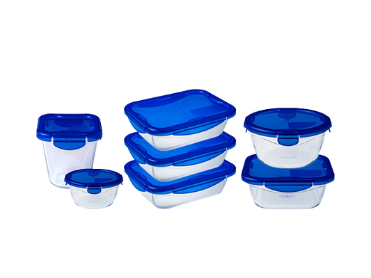 Lot de sept boites de conservation en verre de tailles et formes différentes avec couvercles en plastique étanche de couleur bleue.