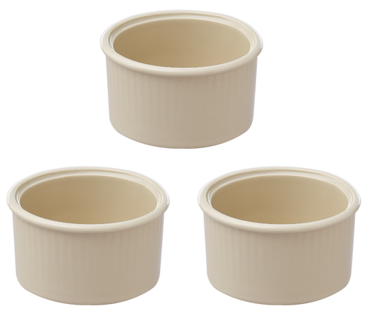 Lot de trois ramequins en céramique Pyrex® de couleur beige sable.