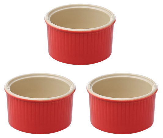Lot de trois ramequins en céramique Pyrex® de couleur rouge corail à l'extérieur.