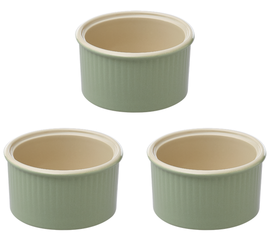 Lot de trois ramequins en céramique Pyrex® de couleur vert sauge à l'extérieur.