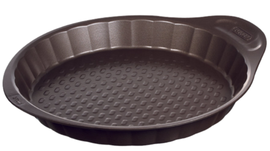 Moule à tarte en métal anti-adhésif avec larges poignées pour prise en main facile.