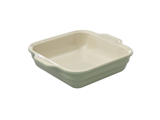 Plat à four carré en céramique Pyrex® de couleur vert sauge à l'extérieur.