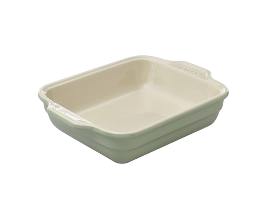 Plat à four rectangulaire en céramique Pyrex® de couleur vert sauge à l'extérieur.