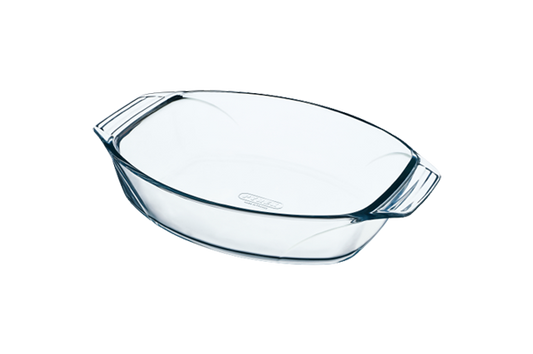Plat à four ovale en verre avec larges poignées pour prise en main facile.