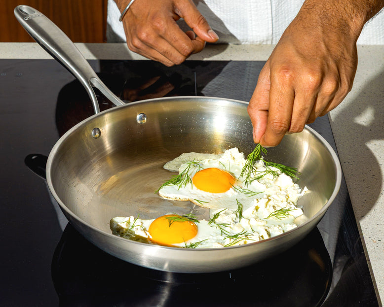 Poêle en inox : cuisiner et entretenir facilement
