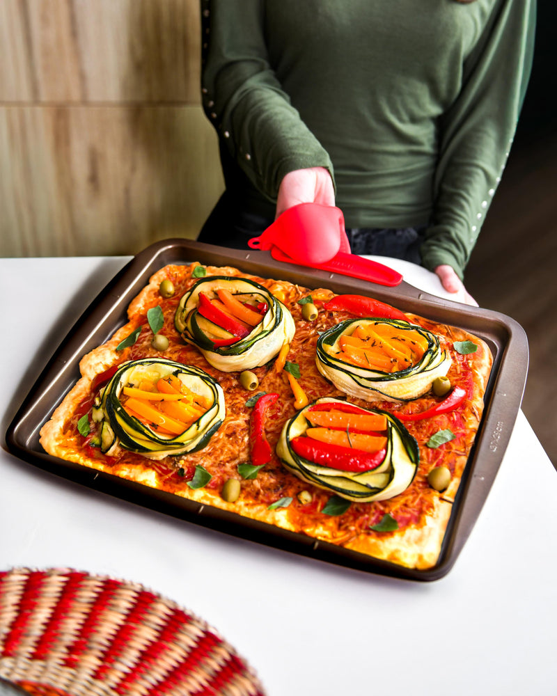Plats et plaques de cuisson en métal avec poignée silicone
