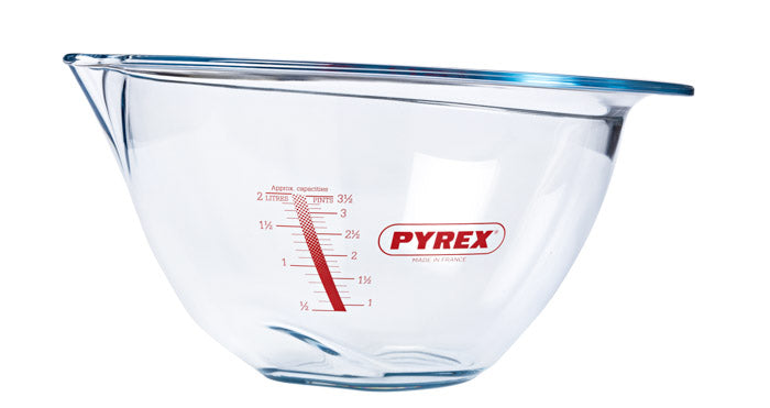 Grand bol de préparation en verre avec poignée.