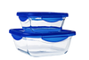 Lot de deux boites de conservation en verre Pyrex® avec couvercle étanche en plastique de couleur bleue.