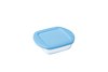 Pot de conservation carré en verre pour bébé avec couvercle en plastique bleu.