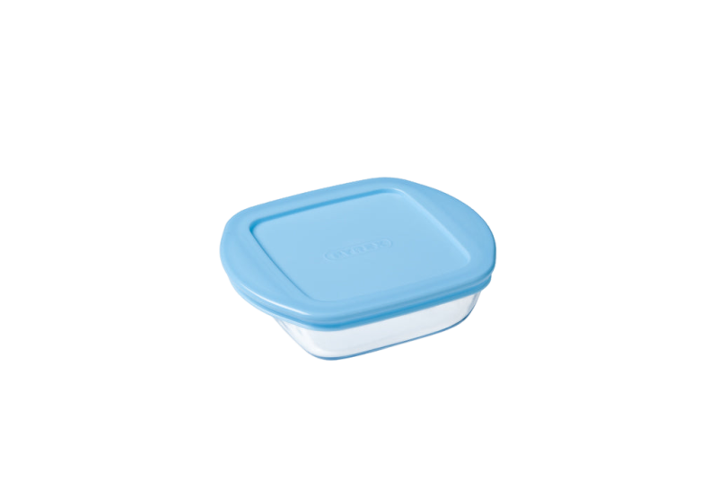 Pot de conservation carré en verre pour bébé avec couvercle en plastique bleu.