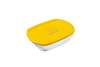 Boîte de conservation rectangulaire en verre, dotée d’un couvercle en plastique jaune décoré d’un motif de pâtes.