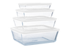 Lot de quatre boites de conservation rectangulaires en verre Pyrex® avec couvercle en plastique de couleur blanche.