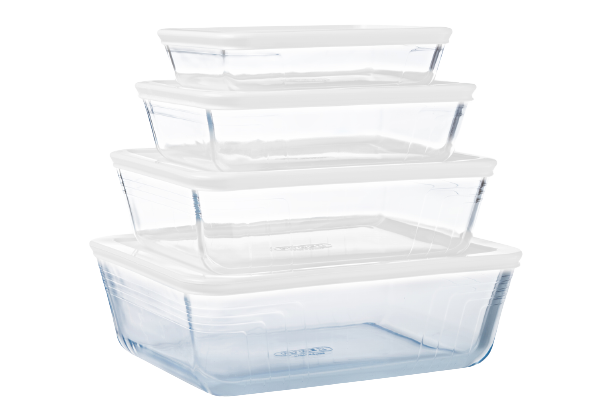 Lot de quatre boites de conservation rectangulaires en verre Pyrex® avec couvercle en plastique de couleur blanche.