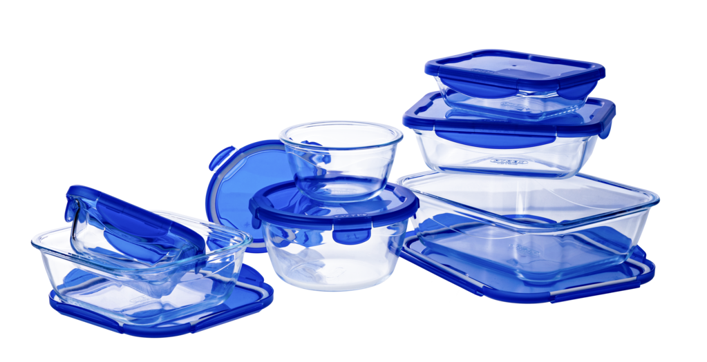 Lot de sept boites de conservation en verre avec couvercle étanche en plastique de couleur bleue.