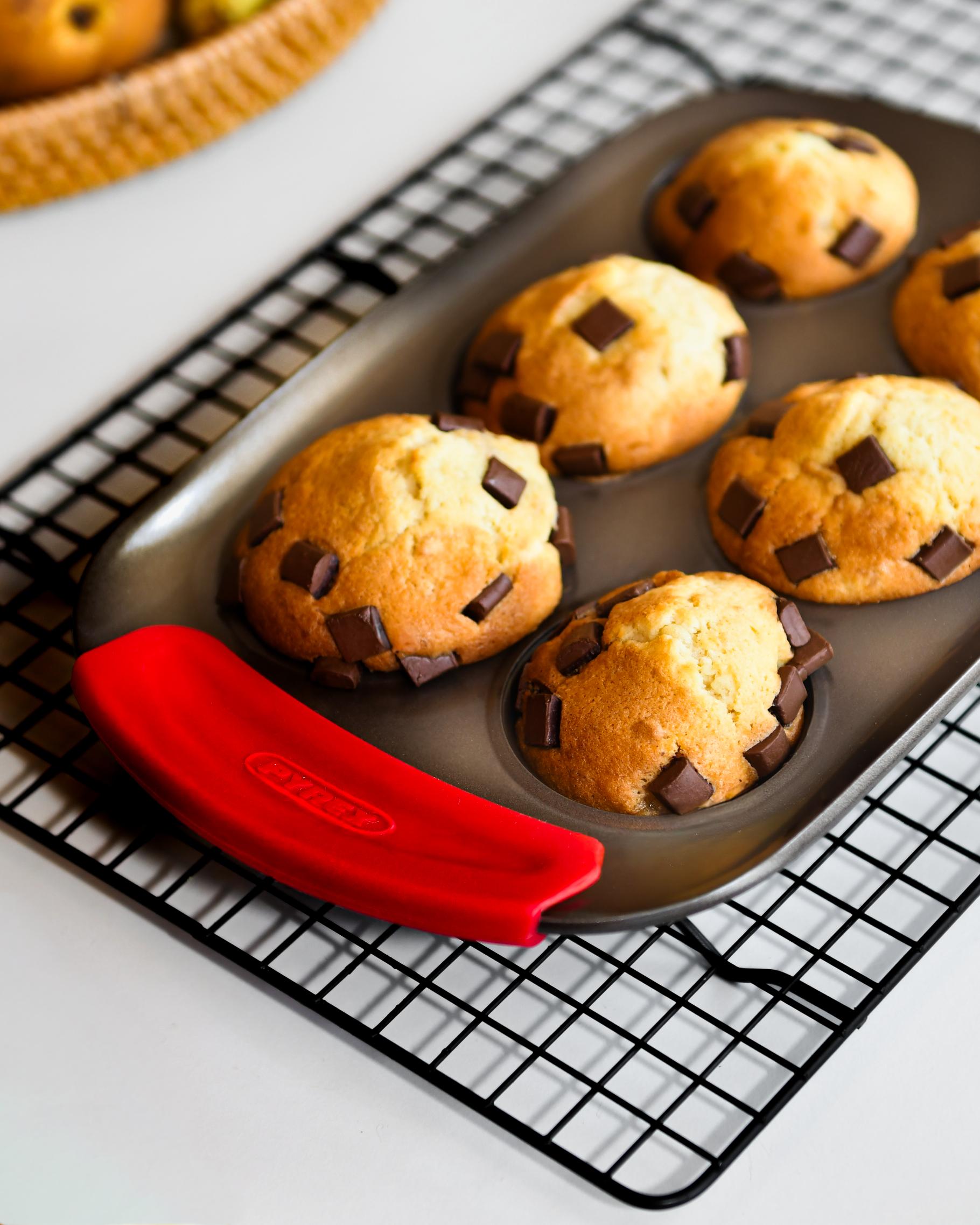 asimetriA - Moule à muffins en métal avec prise en main facile