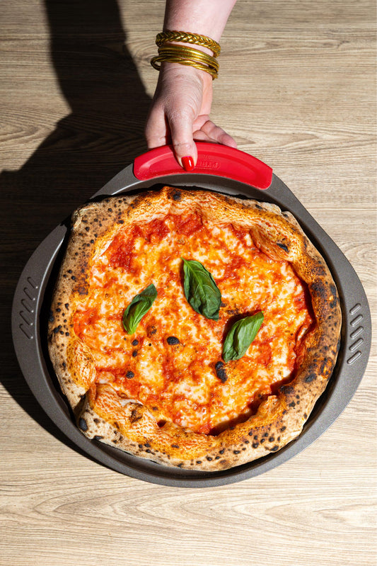 asimetriA - Plaque à pizza en métal avec prise en main facile - différentes tailles & formes