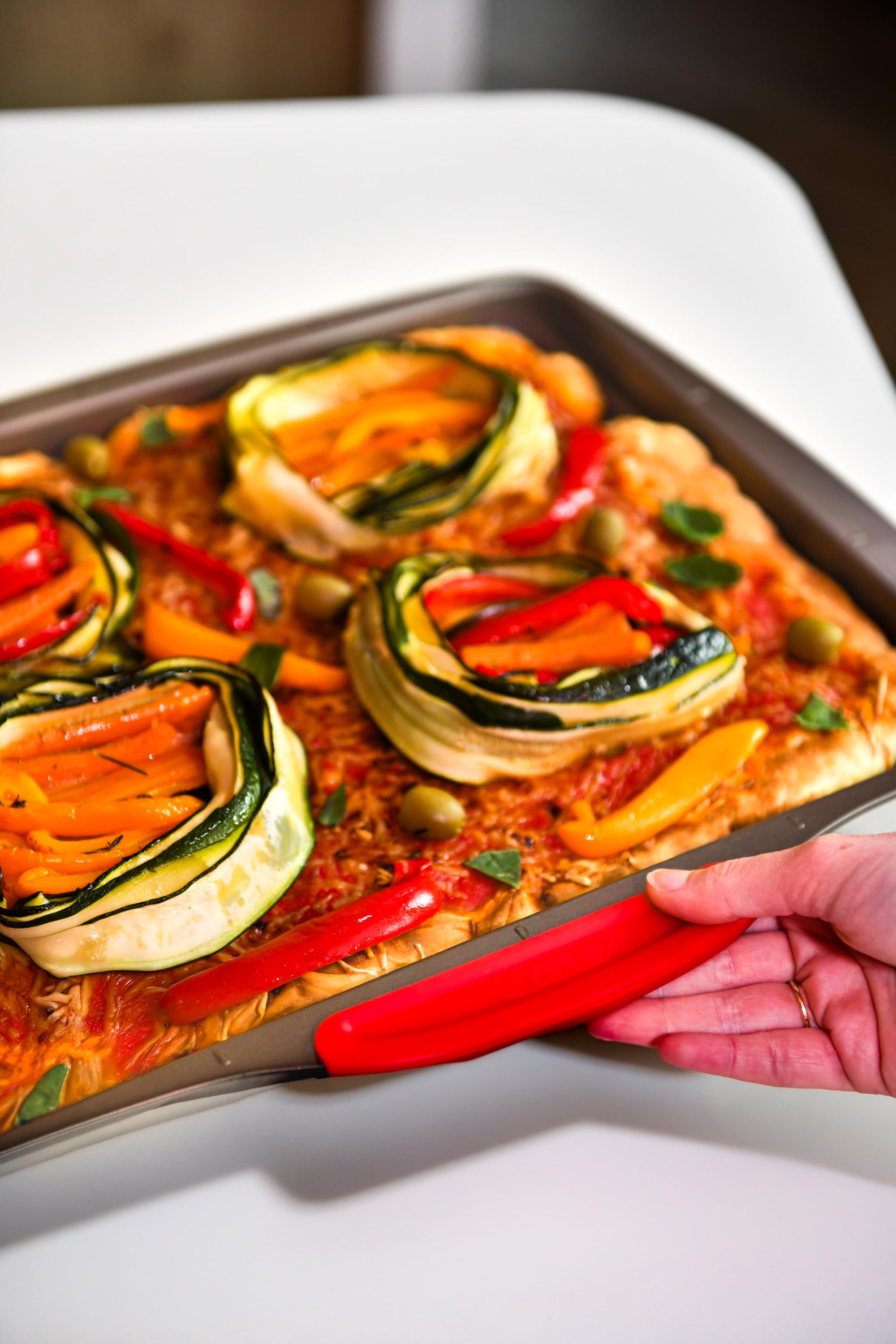 asimetriA - Plaque à pizza en métal avec prise en main facile - différentes tailles & formes