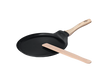 Crêpière de couleur noire Pyrex® en aluminium recyclé avec un revêtement anti-adhésif, une spatule et un manche effet bois.