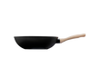 Wok de couleur noir Pyrex® vu de côté en aluminium recyclé avec un revêtement anti-adhésif et un manche effet bois.