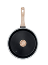 Sauteuse noir Pyrex® vue de haut en aluminium recyclé avec un revêtement anti-adhésif, son couvercle en verre et un manche effet bois.