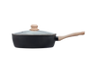 Sauteuse noir Pyrex® vue de côté en aluminium recyclé avec un revêtement anti-adhésif, son couvercle en verre et un manche effet bois.