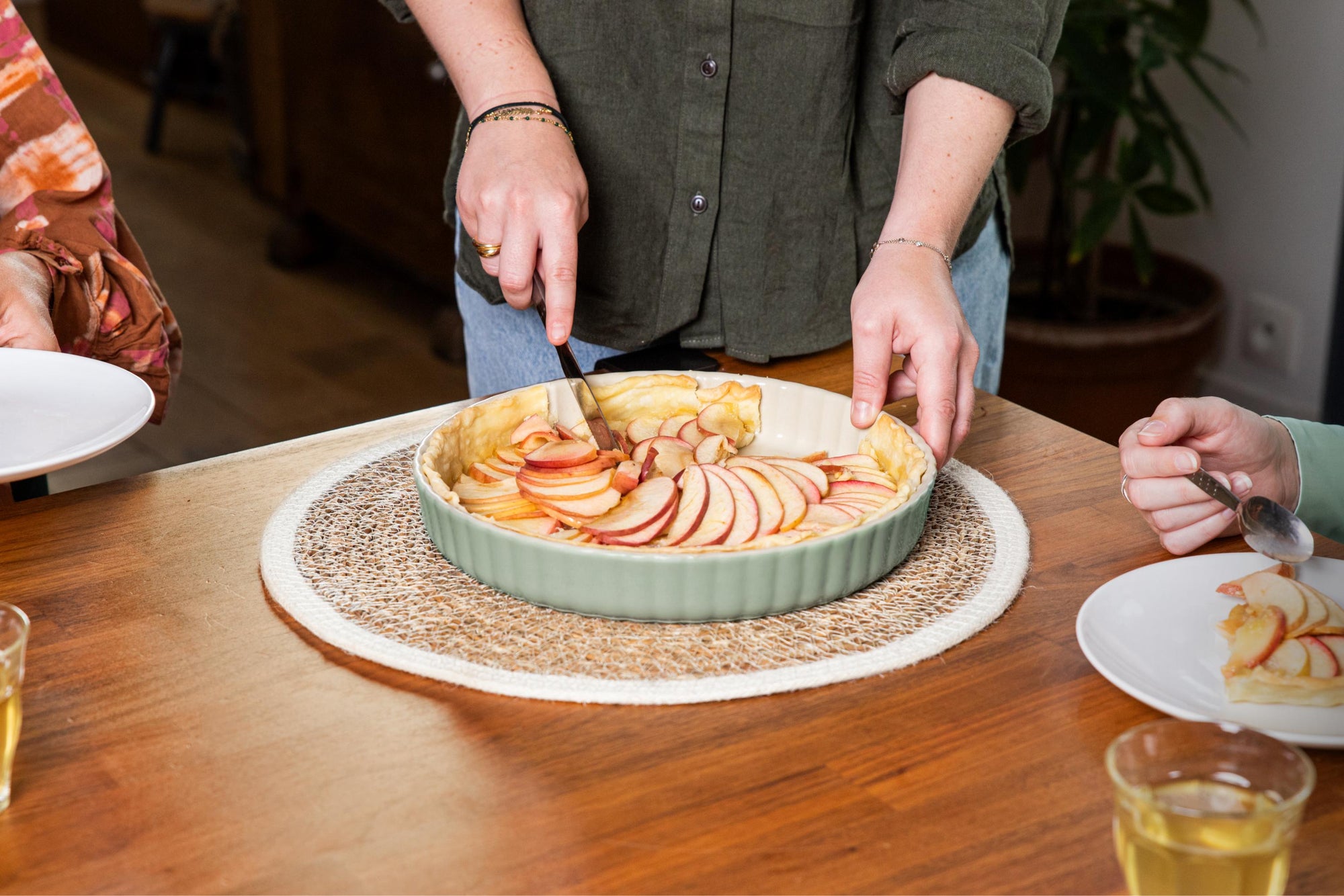 Tarte aux pommes dans le moule à tarte en céramique Pyrex® de couleur vert sauge.