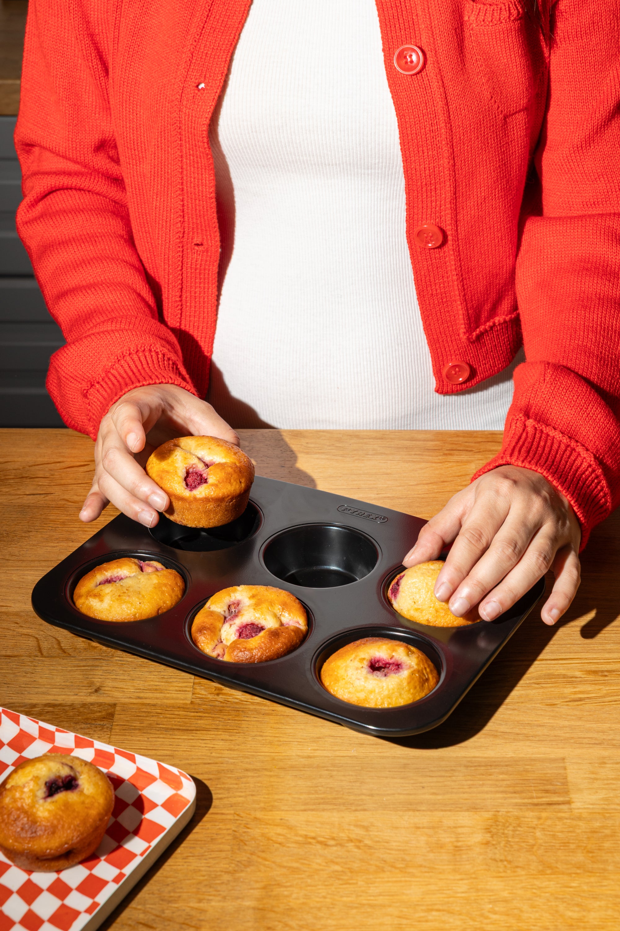 Moule à muffins en métal avec prise en main facile - GLIDE