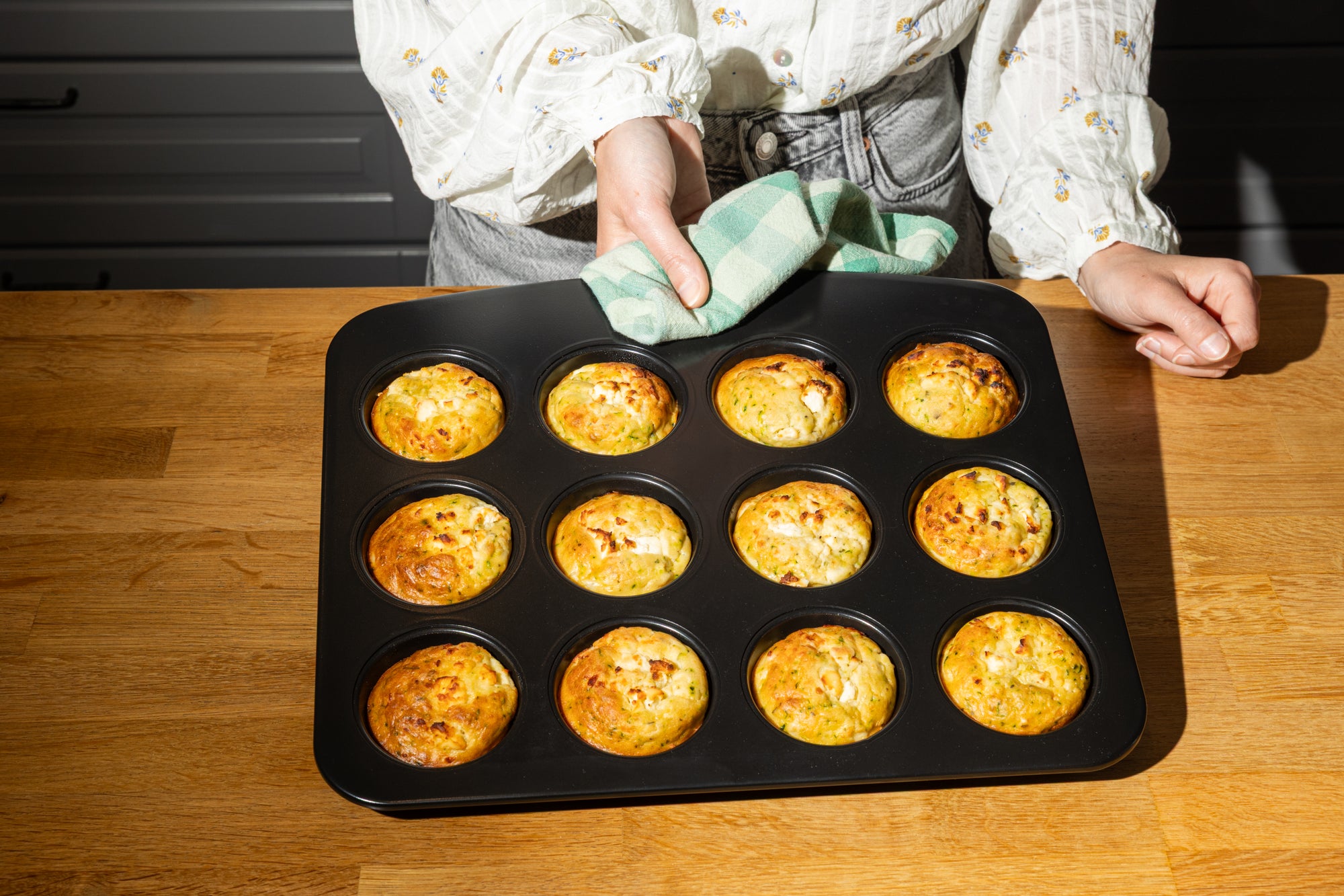 Moule à muffins en métal avec prise en main facile - GLIDE