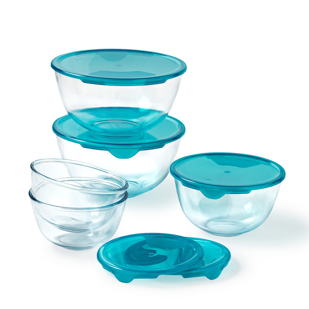 Lot de cinq bols en verre avec couvercles en plastique de couleur bleue.