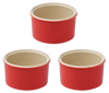 Lot de trois ramequins en céramique Pyrex® de couleur rouge corail à l'extérieur.