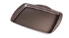 Plaque de cuisson rectangulaire en métal anti-adhésif avec larges poignées pour prise en main facile.
