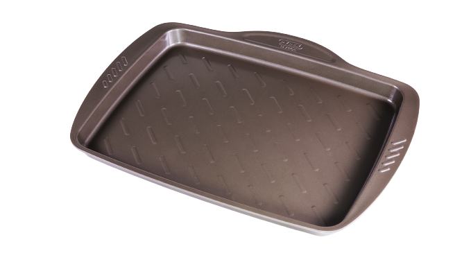 Plaque de cuisson rectangulaire en métal anti-adhésif avec larges poignées pour prise en main facile.