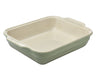 Plat à four rectangulaire en céramique Pyrex® de couleur vert sauge à l'extérieur.