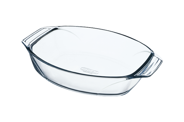 Plat à four ovale en verre avec larges poignées pour prise en main facile.