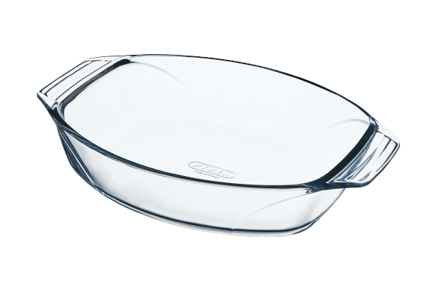 Plat à four ovale en verre avec larges poignées pour prise en main facile.