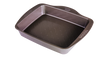 Plat à four rectangulaire en métal anti-adhésif avec prise en main facile.