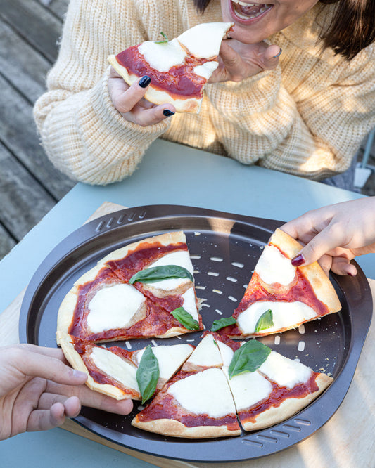 asimetriA - Plaque à pizza en métal avec prise en main facile - différentes tailles & formes