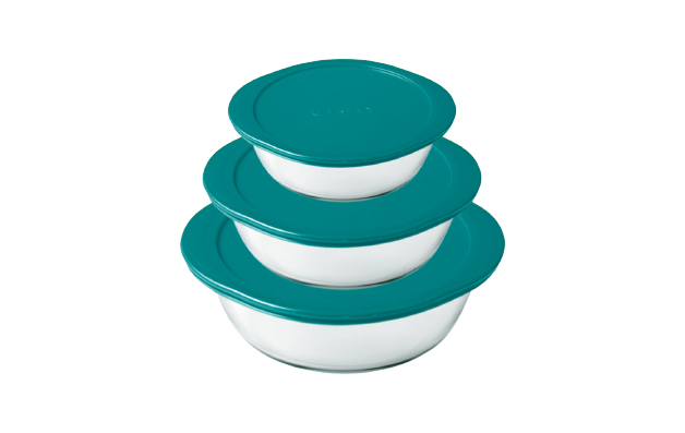 Lot de trois boites de conservation rondes en verre Pyrex® avec couvercle en plastique.