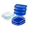 Lot de cinq boites de conservation rectangulaire en verre Pyrex® avec couvercle en plastique étanche de couleur bleue.