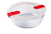 Plat rond en verre avec couvercle en plastique à valves vapeur compatible micro-ondes.